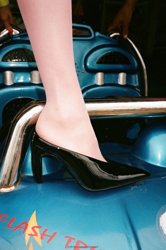 il Jeffrey Campbell זמזום משאבת עקב נשים פטנט שזוף NN6N6124