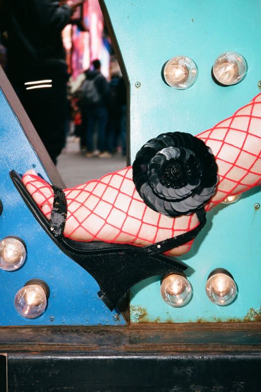 il Jeffrey Campbell פלורלין סנדל עם עקבים נשים פאייטים שחורים NN6N61549