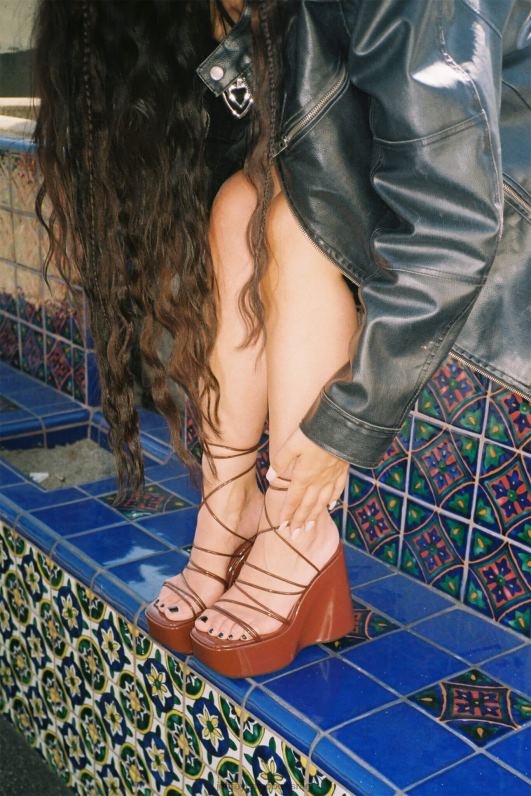 il Jeffrey Campbell רמות סנדל פלטפורמה נשים פטנט חום NN6N6254