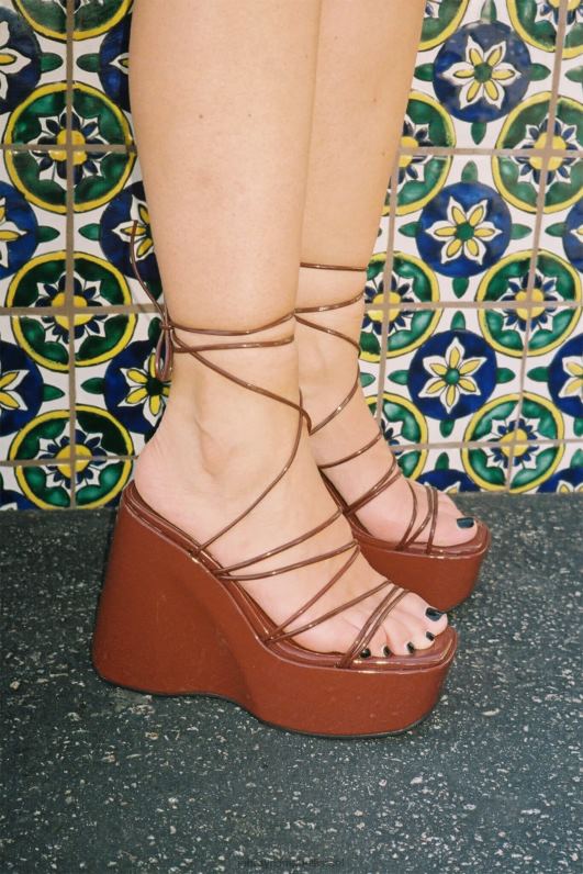 il Jeffrey Campbell רמות סנדל פלטפורמה נשים פטנט חום NN6N6254